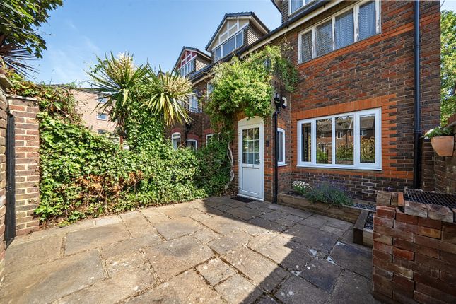 16, Sycamore Grove, London photo 4
