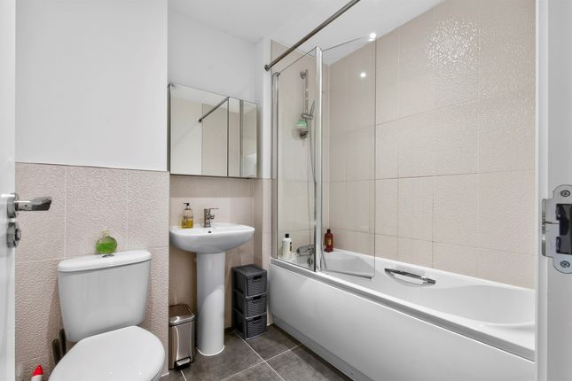20, Peregrine Way, St. Albans photo 3