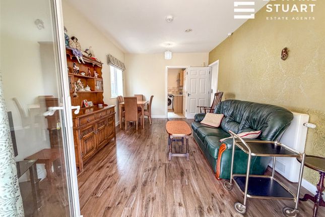 4, Whitby Avenue, Peterborough photo 4