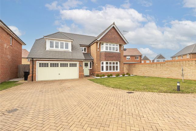 Thumbnail Detached house for sale in Dove Close, Luton