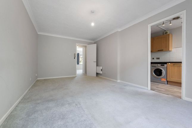 Flat to rent in Overton Road, Sutton, Surrey