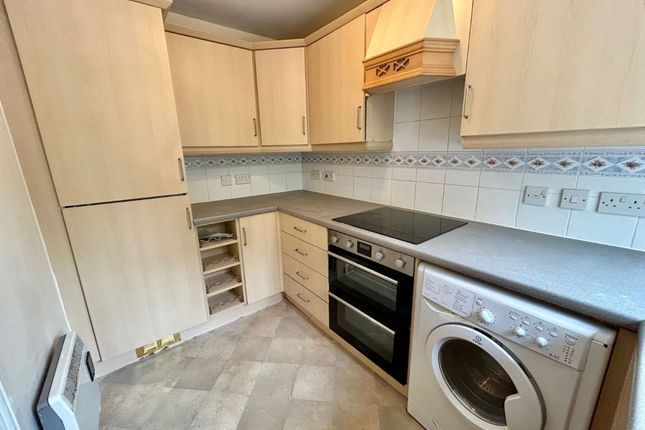 7 Pencarrow Close, Manchester photo 4