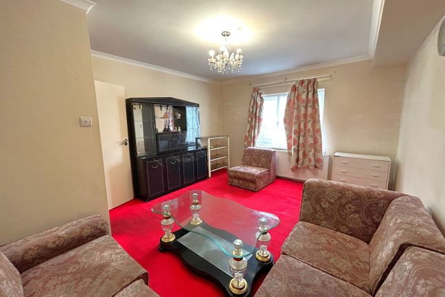 2-bed flat on 111, Willow Tree Lane, Hayes, £290,000