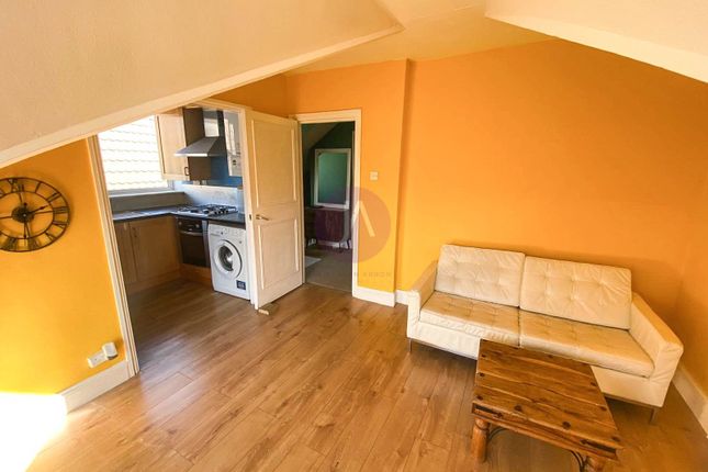 Top Floor Flat, 4, 89, Malvern Road, Queens Park photo 5