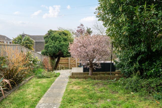 5, Howlett Close, Lymington photo 3