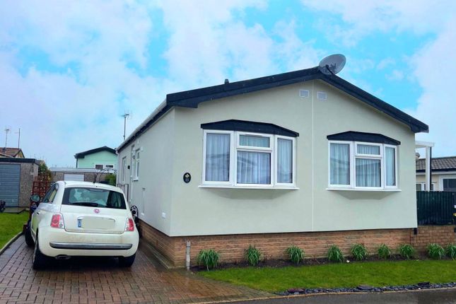 Thumbnail Mobile/park home for sale in Queens Avenue, Tower Park, Hullbridge, Essex