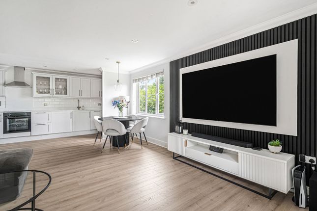 10, Woodgate Close, Surrey photo 4