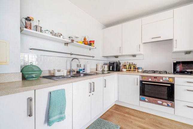 Santa Maria Court, 133 Duckett St, London photo 2