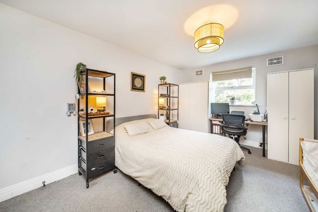 24, Wilshaw Close, London photo 4