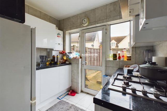 Mountaire Court, Flat 18, Highfield Avenue, London photo 3