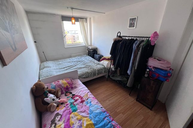 Flat 36, St. Brelades Court, London photo 3