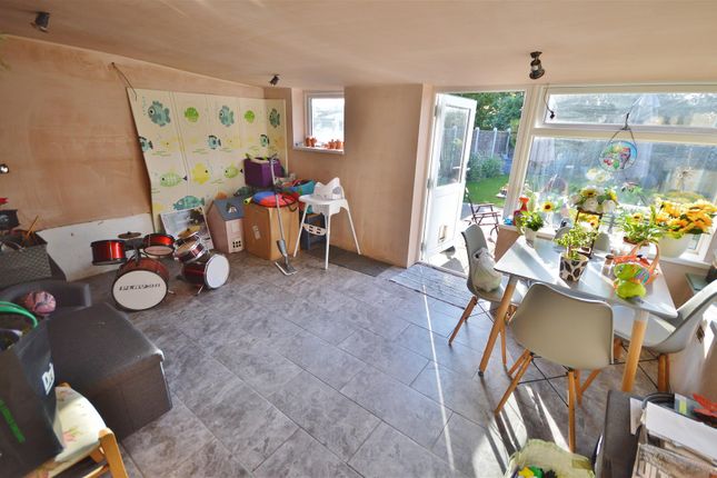 59, Thomas Road, Clacton-On-Sea photo 4