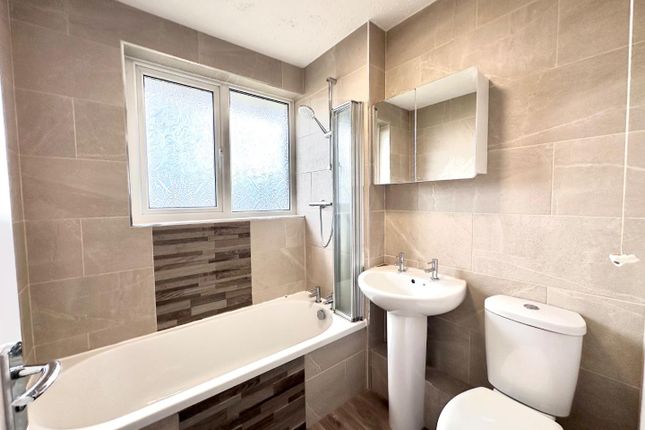 15, Woodroyd, Huddersfield photo 5