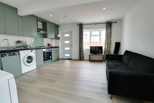 100, Woodhurst Avenue, Orpington photo 2