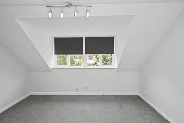 Rochester Drive, Watford photo 4