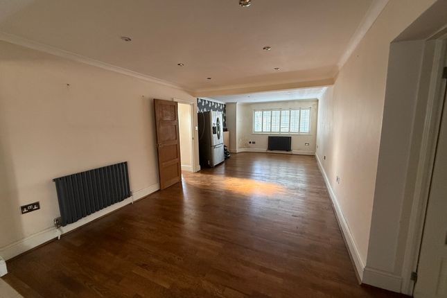 25, Whitegate Gardens, Harrow photo 3