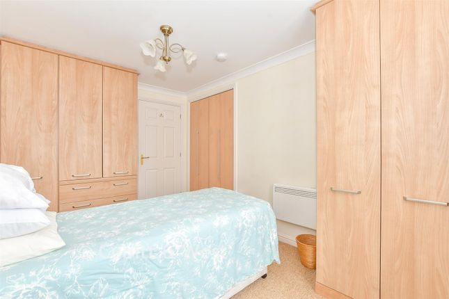 1-bed flat on Green Haven Court, London Road, Waterlooville, £105,000