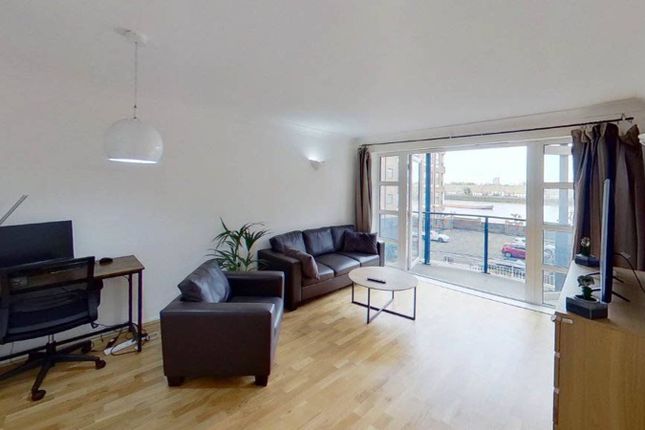 Flat to rent in Jardine Road, Wapping, London