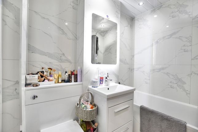 Flat 10, Tenney House Curzon Drive, Grays photo 4