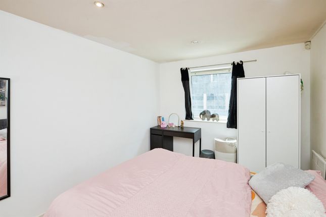 Flat for sale in Masshouse Plaza, Birmingham