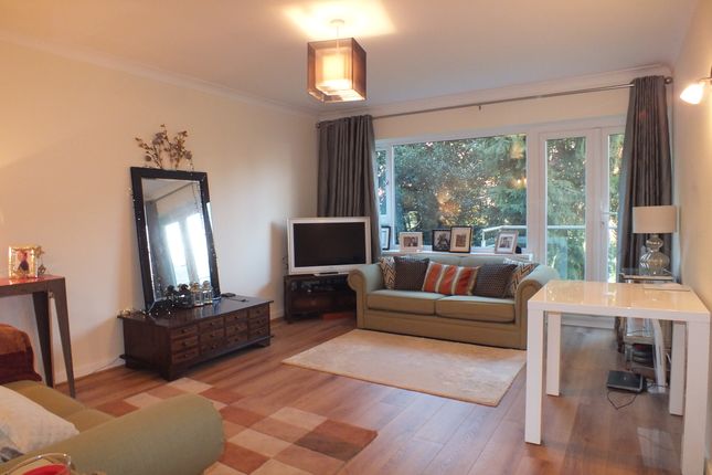 Flat to rent in Hillbrow Road, Esher