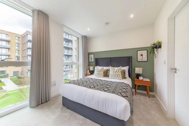 Town house to rent in Springpark Drive, Woodberry Down, London