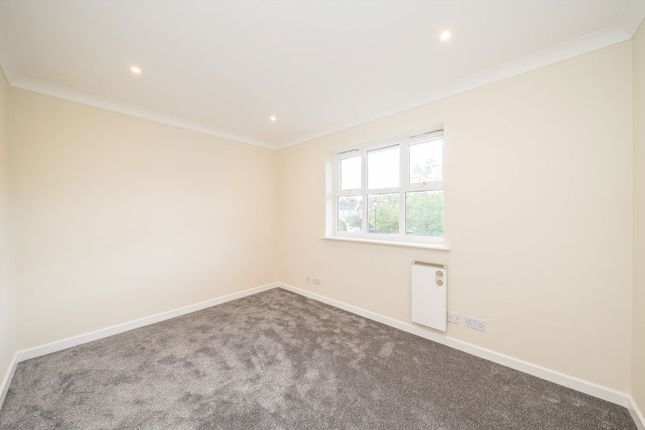 14, Christabel Close, Isleworth photo 4