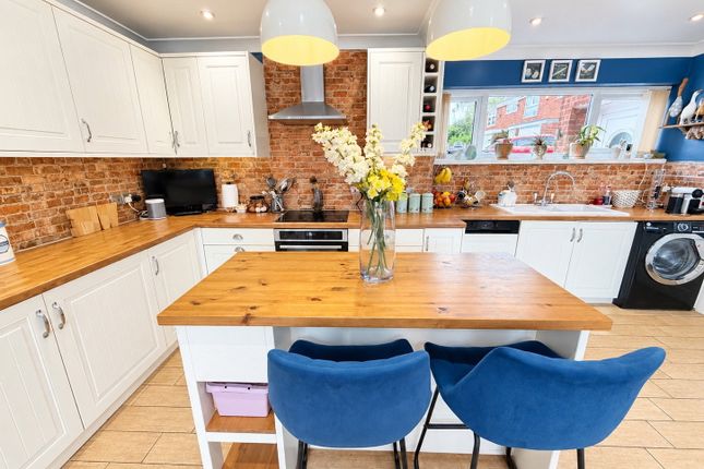 30, Southcott Avenue, Brierley Hill photo 4