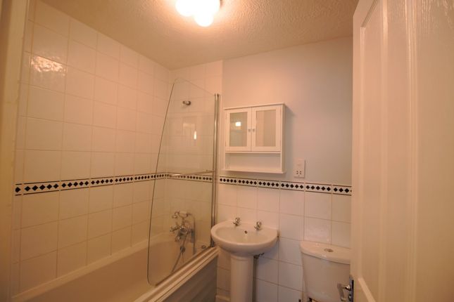 17 Branscombe House, Gisburn Way, Watford photo 4