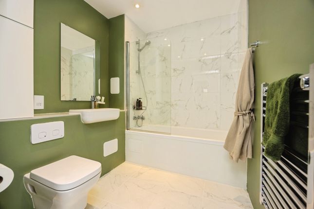 Flat 45, Heron House,, Weyside Park, Godalming photo 3
