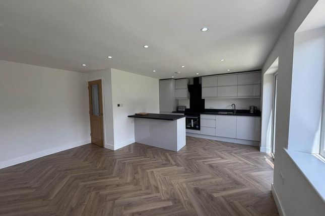 2, Tulip Close, Oldham photo 3