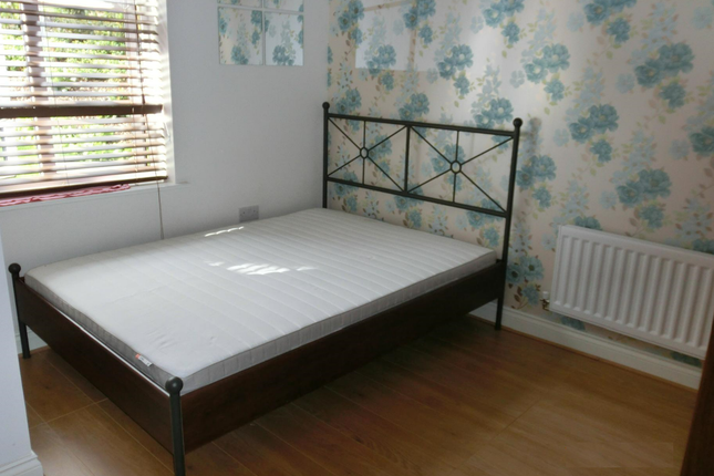 Flat to rent in Chalfont Road, London