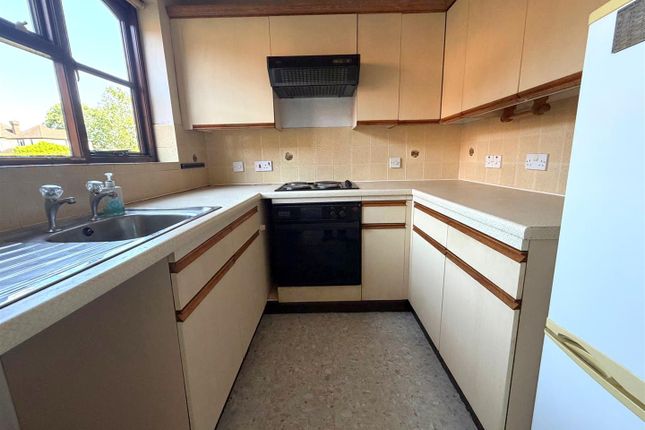 5 St Georges Court, St. Georges Road, Addlestone photo 3