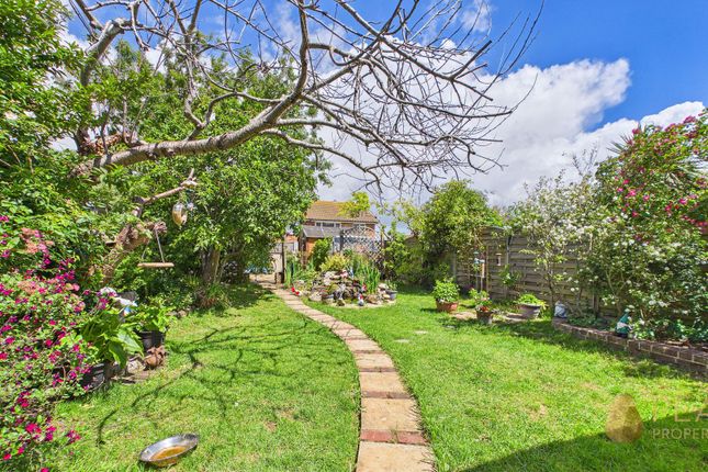 7 Malvern Close, Worthing photo 3