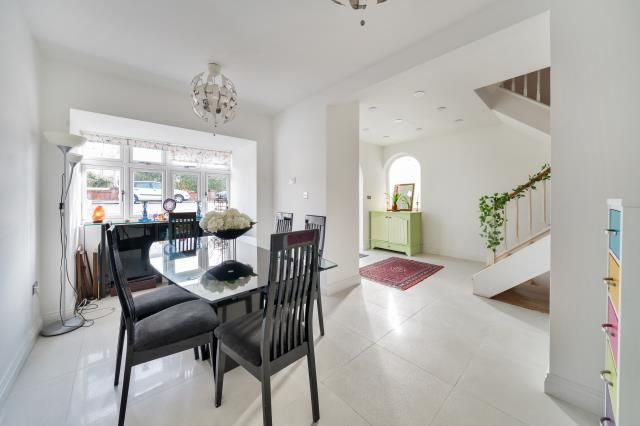 4-bed detached on 77, Broughton Avenue, London, £900,000