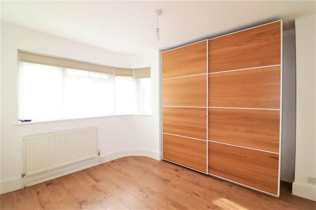 Flat to rent in Meadowview Road, London
