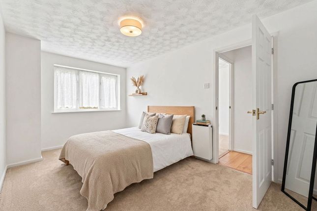 39 Lancaster Drive, Basildon photo 4