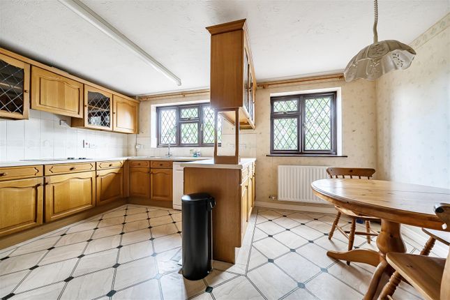 2, Catesby Gardens, Yateley photo 4