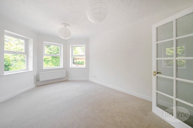 4, Hale Place, Farnham photo 5