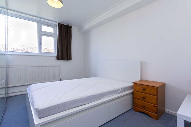 Flat to rent in Gordon Road, London