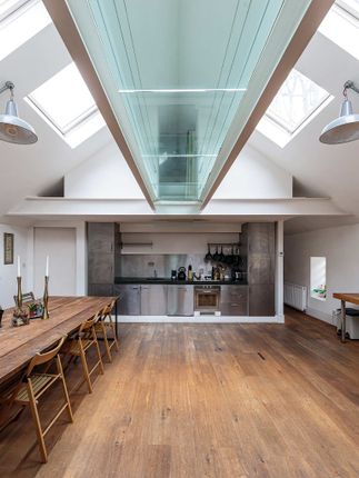Brilliant House, 14, Ship and Mermaid Row, London photo 3