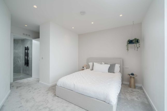 Flat for sale in Mildenhall Road, London