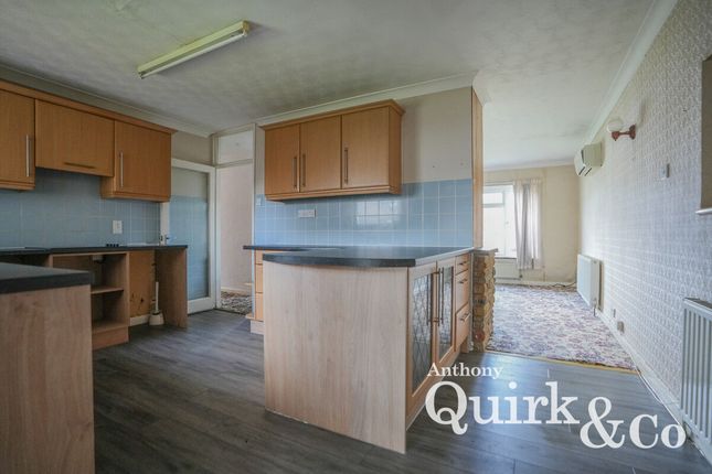 40, St Annes Road, Canvey Island photo 3