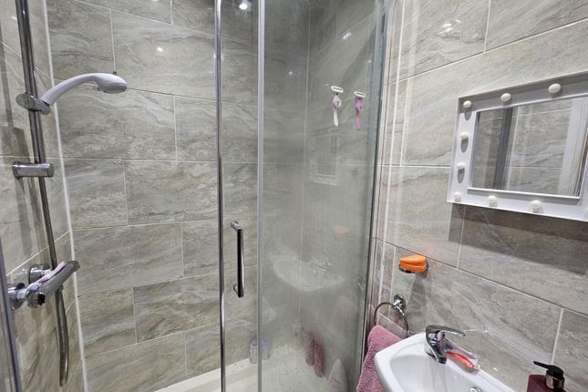 A Clean And Modern Bathroom Suite Featuring A Spac...