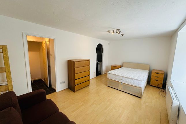 16, Colwyn Green, London photo 2