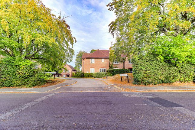 5, Kyngeshene Gardens, Guildford photo 2