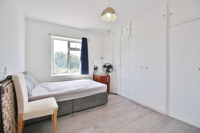28 Ivanhoe Road, Hounslow photo 3