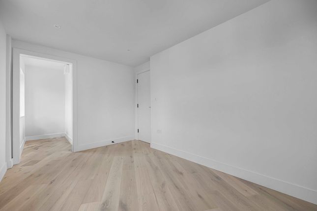 Flat 3 Bank House, 250, Wimbledon Park Road, London photo 4