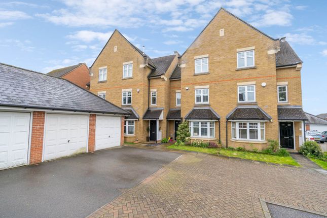 Town house for sale in Oakview Close, Oxhey
