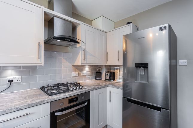 12 Hillmead, Crawley photo 3